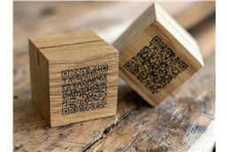 SCANOR Holz Würfel: Speisekarte QR Code Holz Würfel aus Eiche lackiert 60 mm - Digitales Menü. Holz 